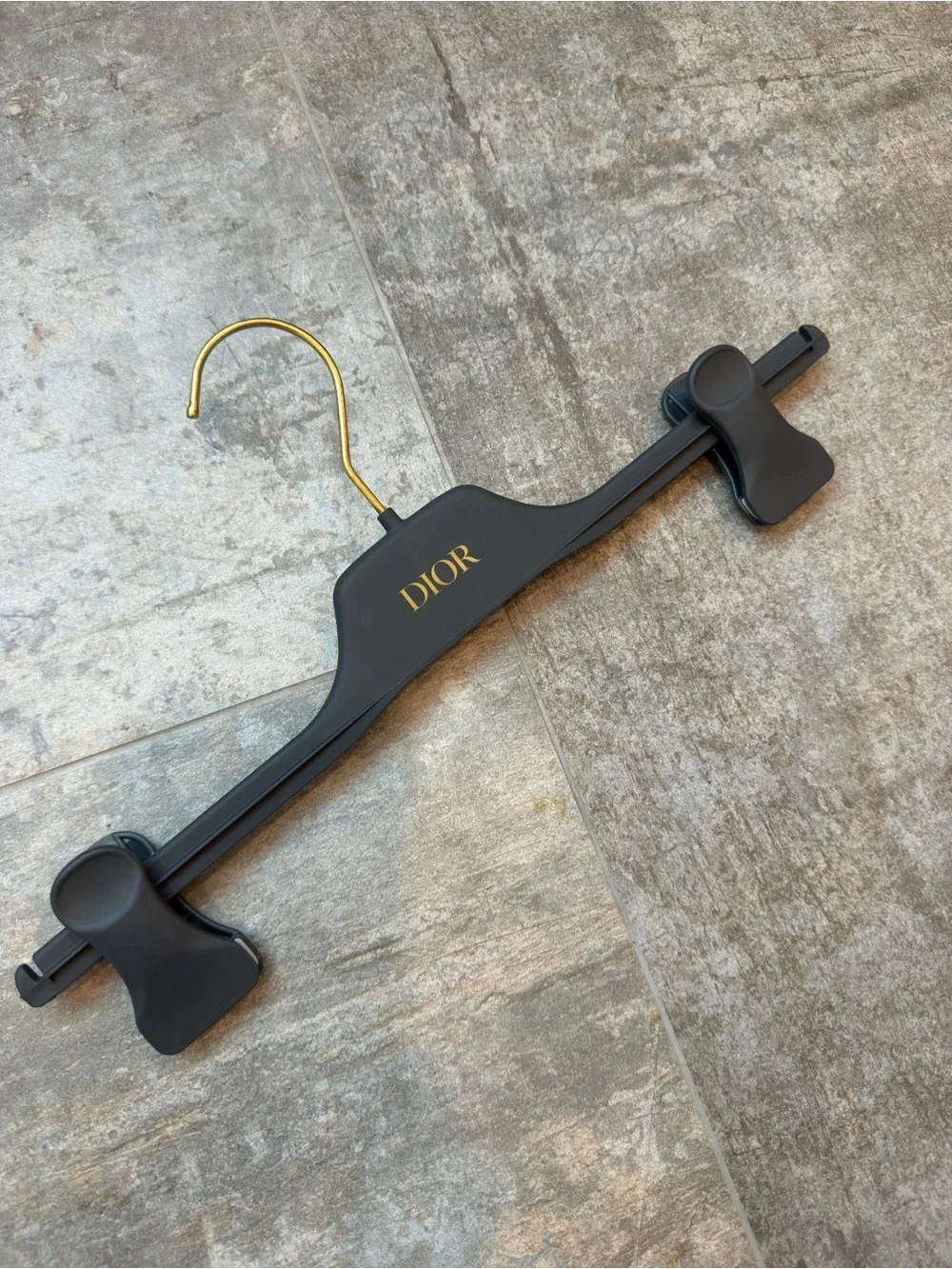 Hanger with clips